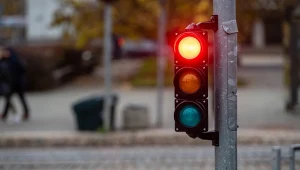 Przejazdy na czerwonym świetle monitorowane są elektronicznie