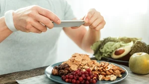 Witamina D jest rozpuszczalna w tłuszczach, dlatego najlepiej jest wchłaniana przez organizm, gdy jest spożywana wraz z pokarmem zawierającym tłuszcze