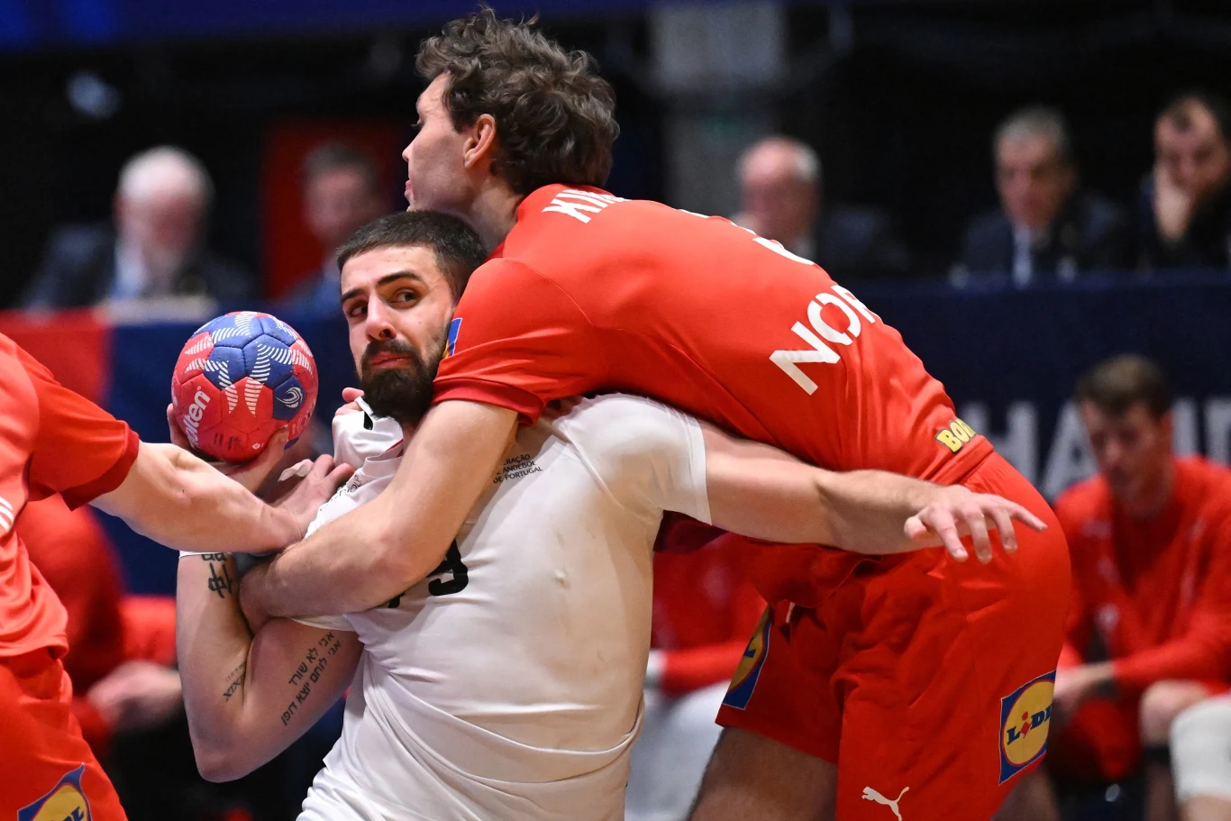 Niclas Kirkelokke powstrzymuje Martima Costę