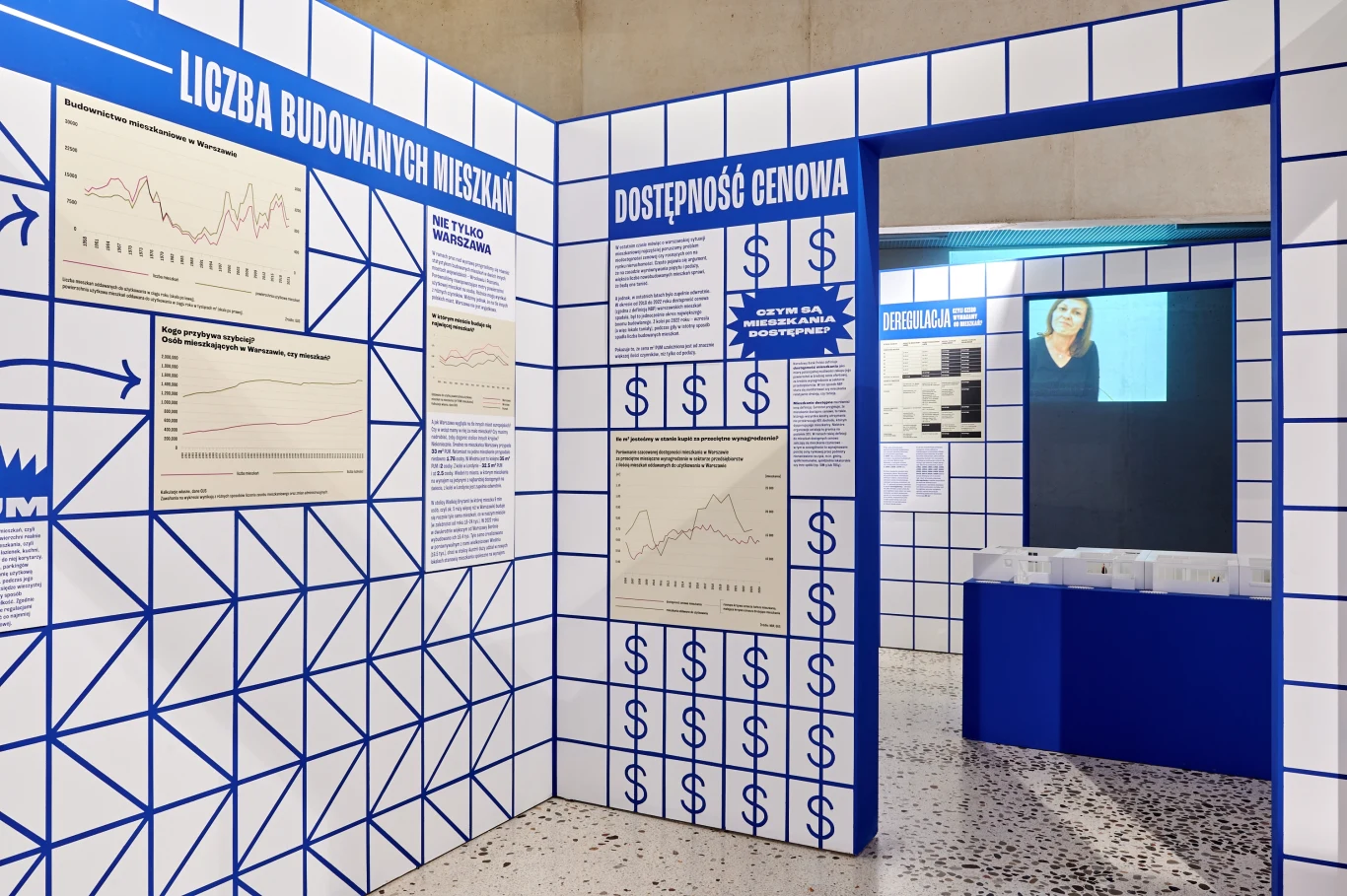 Plan wystawy nawiązuje do planu mieszkania. Poszczególne wątki prezentowane są w przestrzeniach określanych jako np. przedpokój, salon, sypialnia