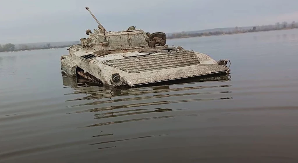 BMP-2 porzucony przez wycofujące się siły Putina w miejscowym stawie, gdzie stał pod wodą przez dwa lata