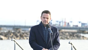Rafał Trzaskowski podczas briefingu w porcie w Gdańsku