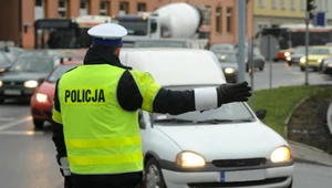 Czy mogę skręcić na zielonej strzałce, gdy ruchem kieruje policjant?