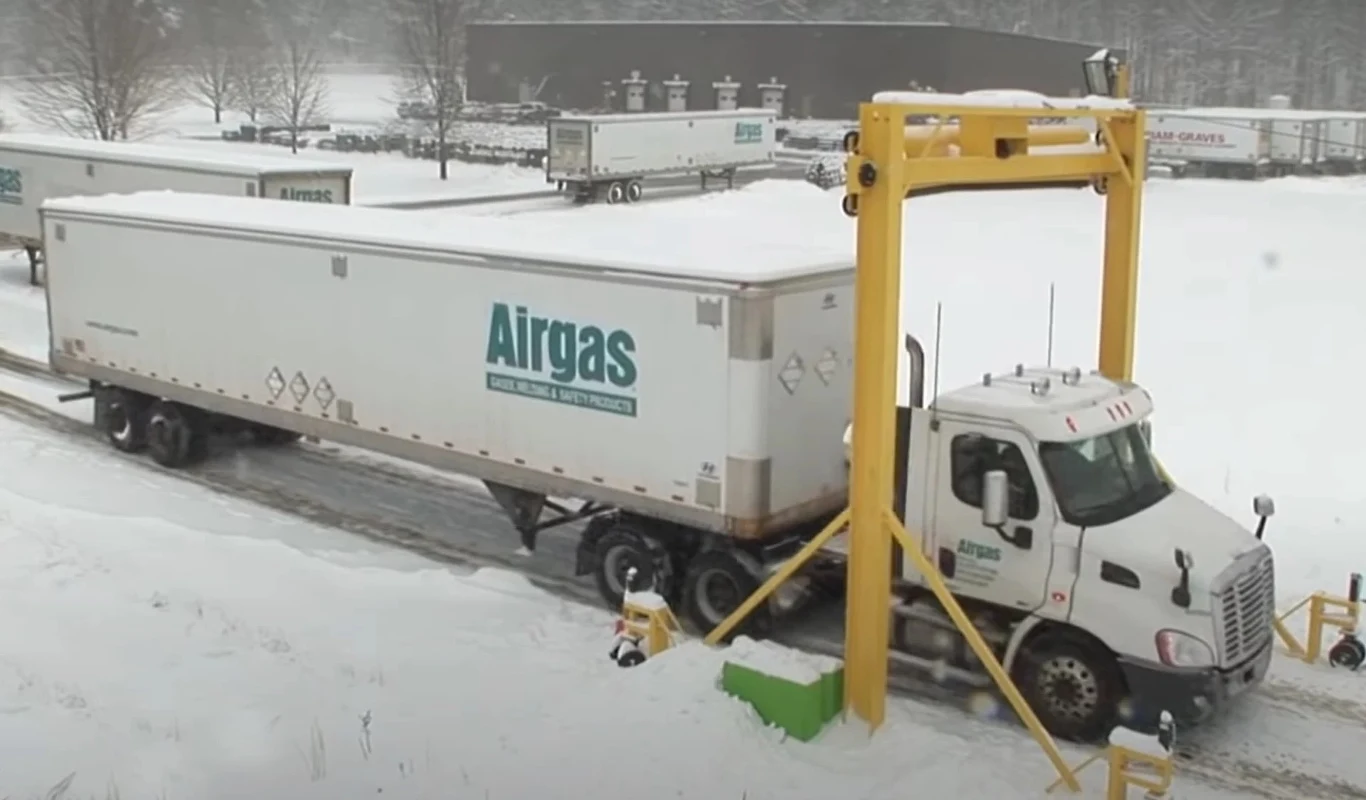 Czy kierowca ma obowiązek odśnieżanie dachu naczepy? (fot. YouTube/Scraper Systems by Rite-Hite) Czy kierowca ma obowiązek odśnieżanie dachu naczepy? (fot. YouTube/Scraper Systems by Rite-Hite)