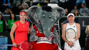 Karolina Muchova (z lewej) zaliczyła w sobotę w Linzu sporą wpadkę - pierwszy raz od kilku lat przegrała seta do zera