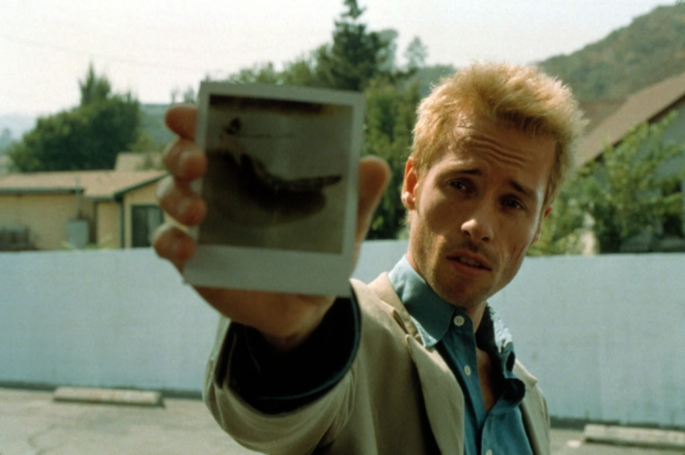Guy Pearce w filmie "Memento" Guy Pearce w filmie "Memento"