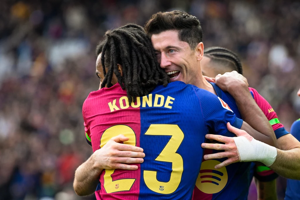 Robert Lewandowski i Jules Kounde świętują po strzelonej bramce Polaka Robert Lewandowski i Jules Kounde świętują po strzelonej bramce Polaka