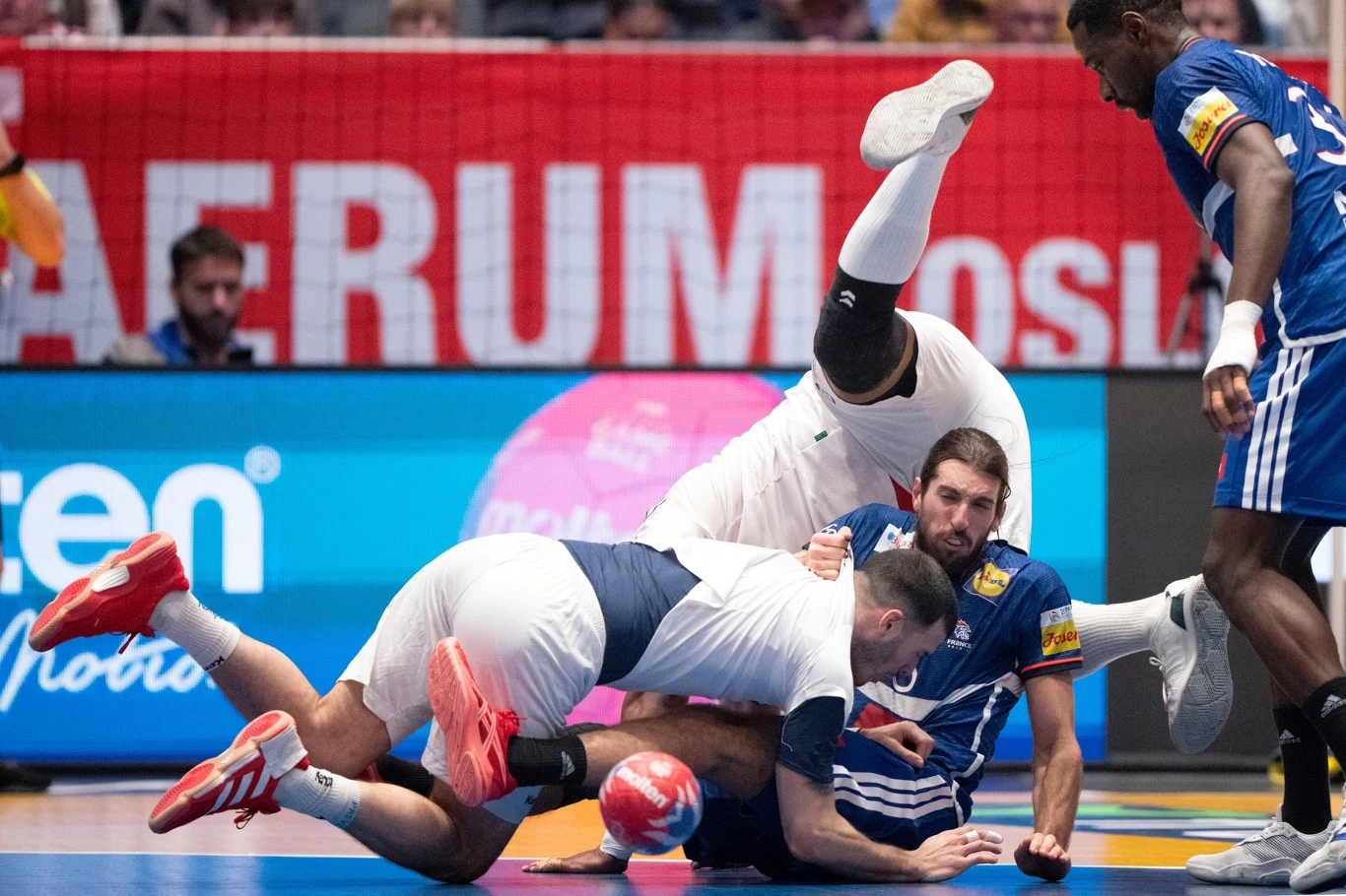 Julien Bos w walce o piłkę z Portugalczykami