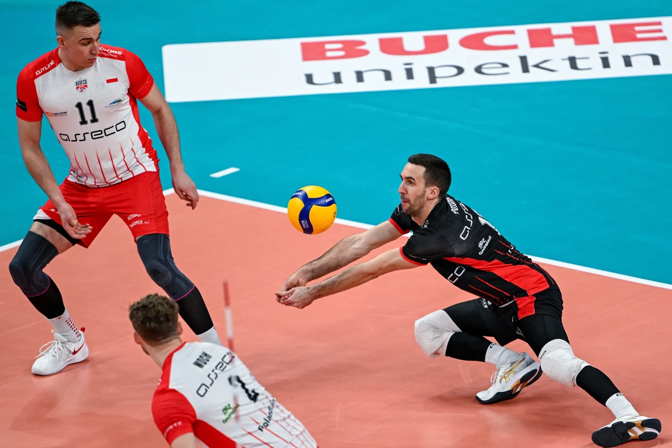 Piłkę przyjmuję Michał Potera, libero Asseco Resovii Piłkę przyjmuję Michał Potera, libero Asseco Resovii