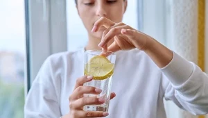 Woda z cytryną nawadnia organizm i dostarcza cennej witaminy C