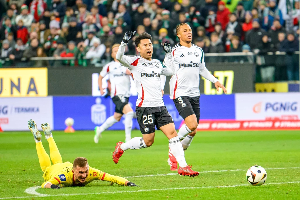 Ryoya Morishita (nr 25) przysięgał, że nie faulował. Po chwili zobaczył jednak czerwoną kartkę Ryoya Morishita (nr 25) przysięgał, że nie faulował. Po chwili zobaczył jednak czerwoną kartkę