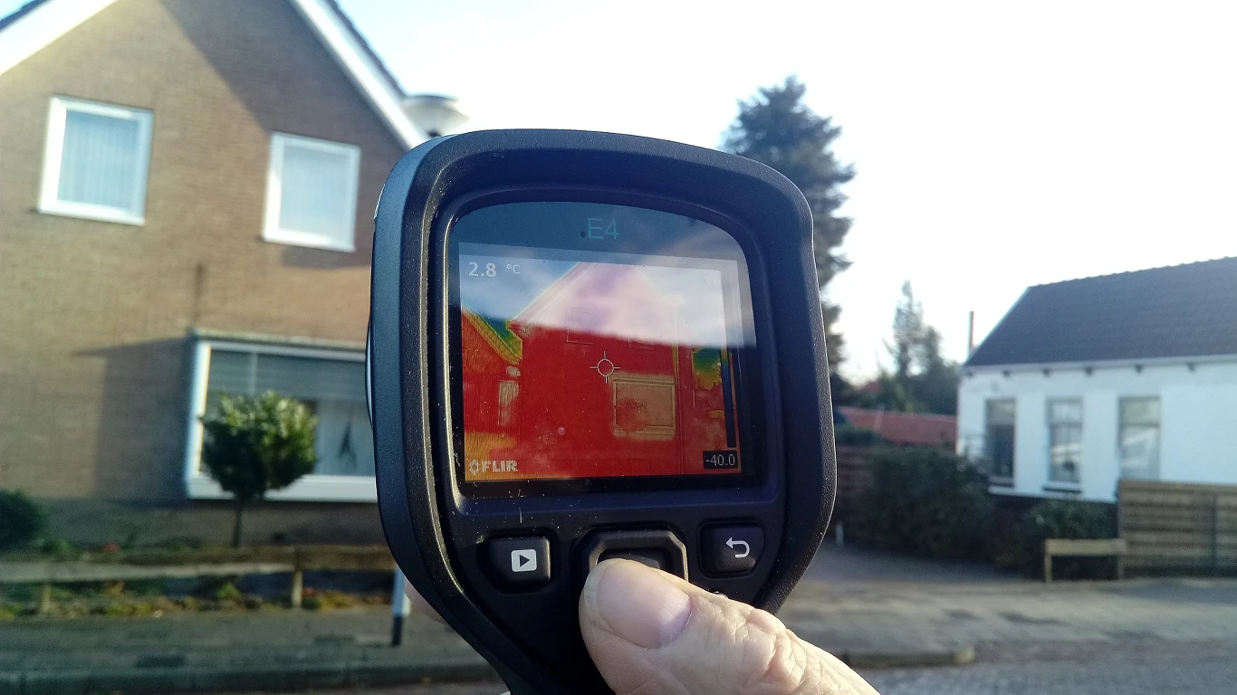 Urzędnicy namawiają krakowian do badań domów kamerą termowizyjną. Urzędnicy namawiają krakowian do badań domów kamerą termowizyjną.