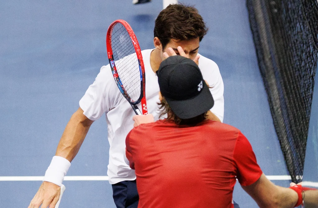 Cristian Garin (w białym stroju) został zdyskwalifikowany po odmowie powrotu do gry Cristian Garin (w białym stroju) został zdyskwalifikowany po odmowie powrotu do gry
