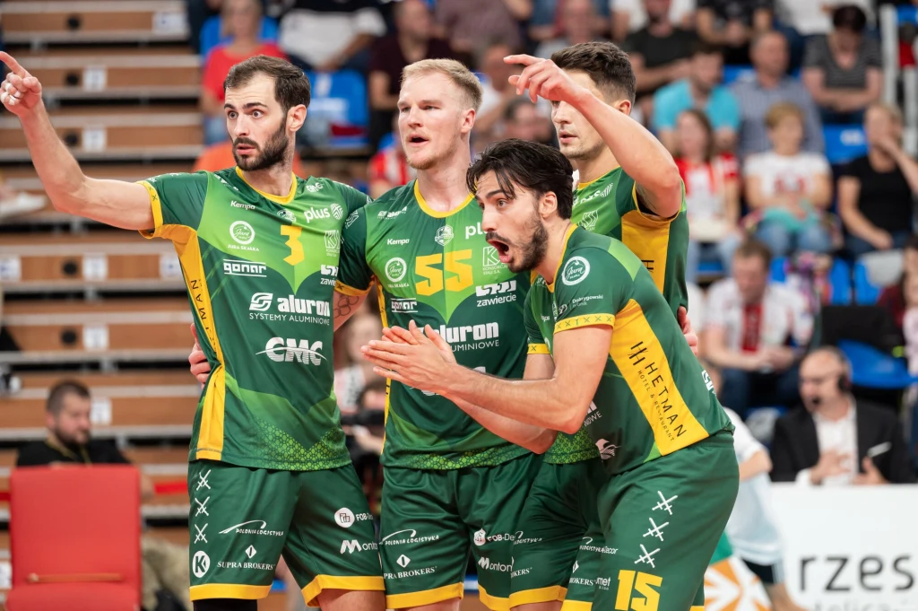 Siatkarze z Zawiercia Siatkarze z Zawiercia utrzymują się w ścisłej czołówce PlusLigi