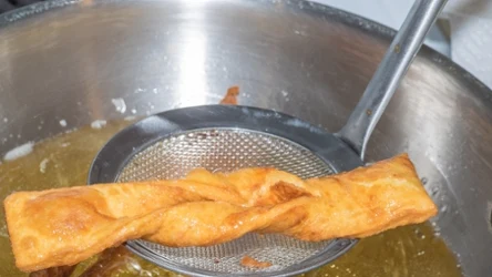 Faworki smaży się na konkretnym tłuszczu, żeby były lekkie i chrupiące