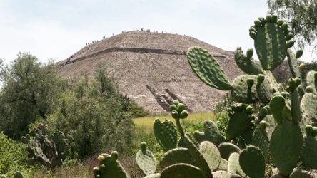 Wewnątrz Piramidy Księżycowej w Teotihuacán grupa archeologów dokonała zaskakującego odkrycia.