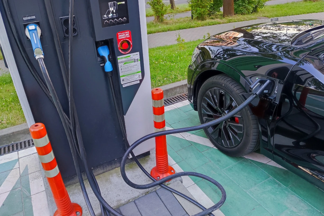 Rusza nabór wniosków do programu "NaszEauto". Można starać się o dopłatę do auta elektrycznego. Rusza nabór wniosków do programu "NaszEauto". Można starać się o dopłatę do auta elektrycznego.