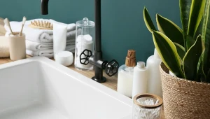 Masz małą łazienkę? Zrezygnuj z tych elementów - optycznie zmniejszają przestrzeń