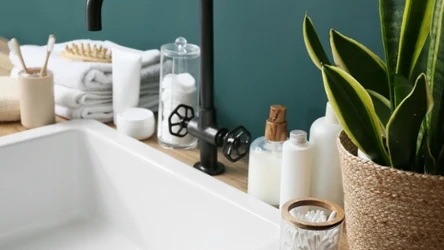 Przy urządzaniu małej łazienki warto poznać błędy, które optycznie ją pomniejszają. 