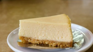 Puszysty sernik, który zrobisz bez pieczenia. Banalny przepis 