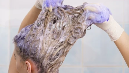 Fioletowa maska domowej roboty. Zrób ją, a będziesz długo cieszyć się wymarzonym, chłodnym blondem