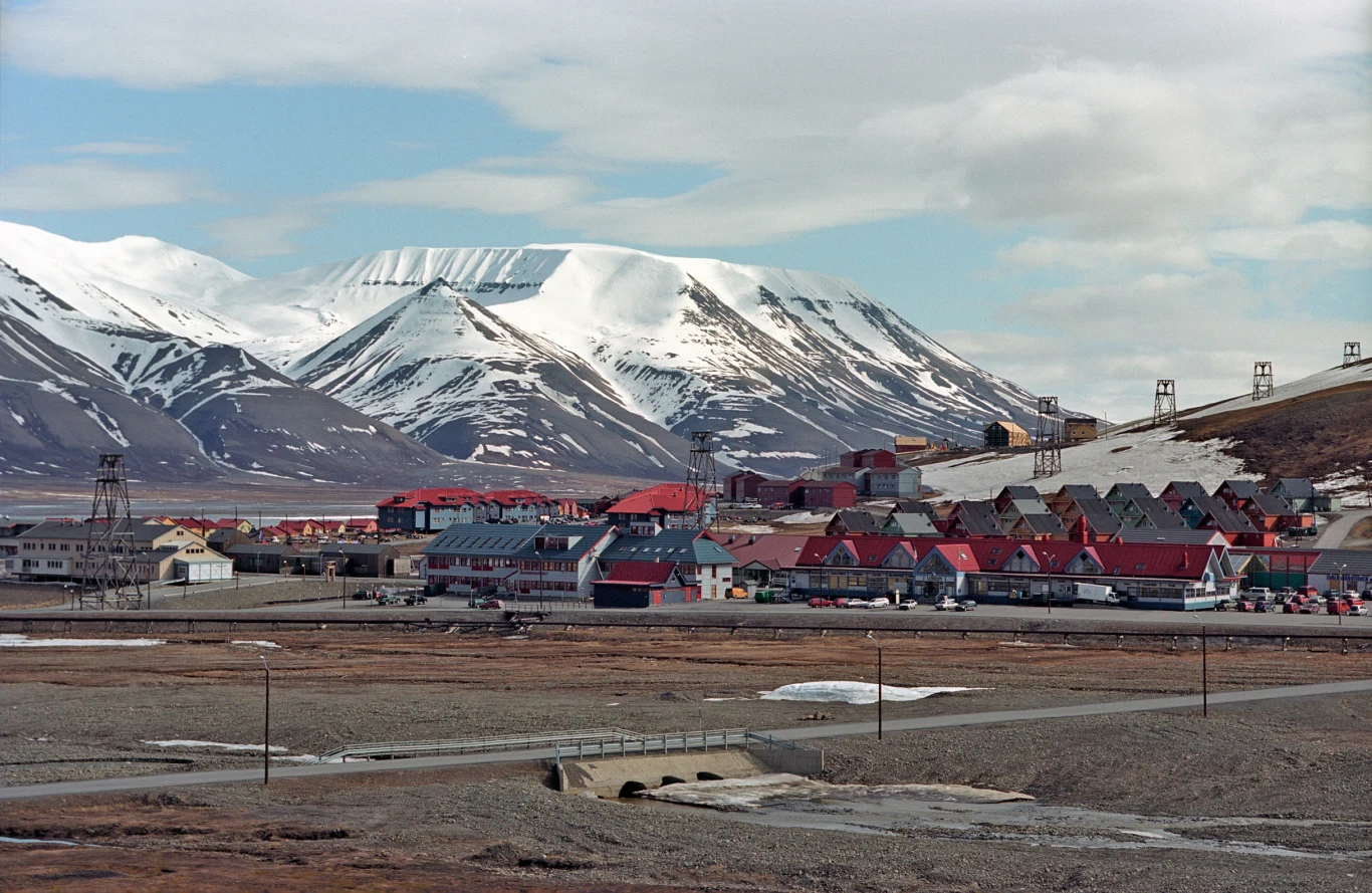 Svalbard, Longyearbyen. To właśnie te tereny zagrożone są zmianami klimatu w największym stopniu Svalbard, Longyearbyen. To właśnie te tereny zagrożone są zmianami klimatu w największym stopniu