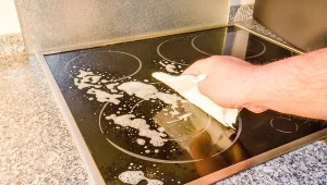 Myjesz płytę indukcyjną w ten sposób? To bardzo powszechny i niebezpieczny błąd