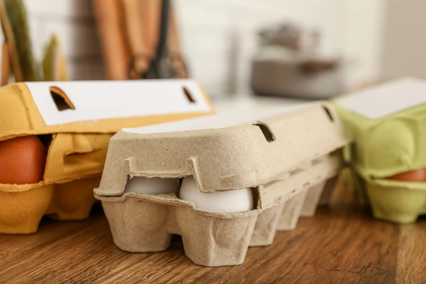 Najlepszym miejscem dla jaj w lodówce jest środkowa półka, gdzie temperatura jest najbardziej stabilna