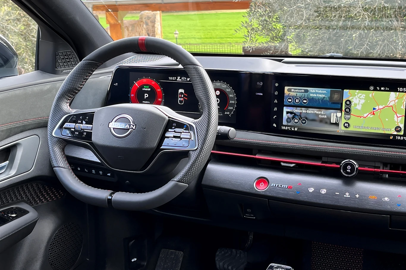 Sportowy styl dopełnia czerwony pasek na kierownicy, stosowany w samochodach wyścigowych.