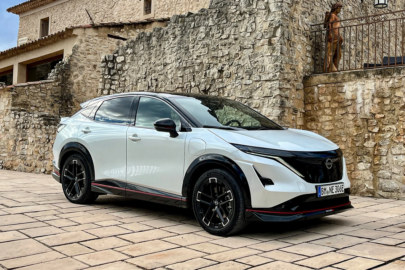 Nissan Ariya Nismo rozwija moc maksymalną 435 KM i dysponuje łącznym momentem obrotowym 600 Nm.