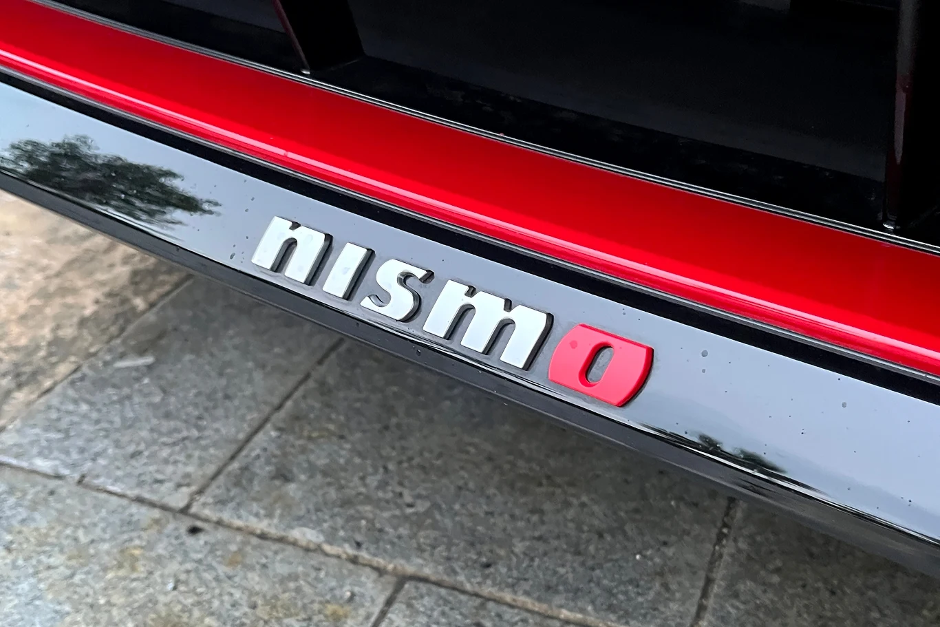 Z przodu uwagę przyciąga mocno wysunięty splitter, nadający Ariyi Nismo jeszcze bardziej agresywny wygląd.