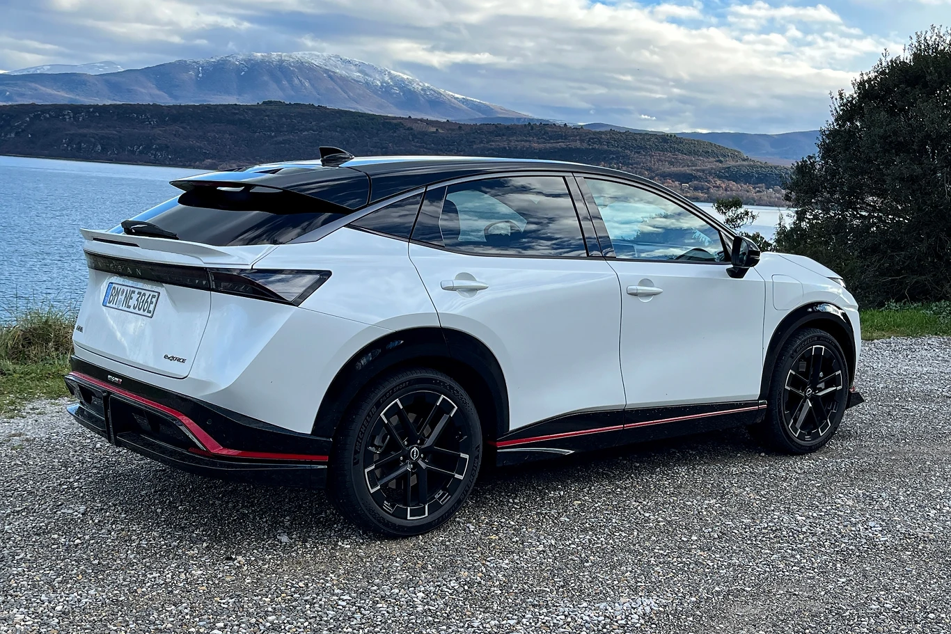 Ariya Nismo skłania raczej do bardziej zachowawczego stylu prowadzenia.