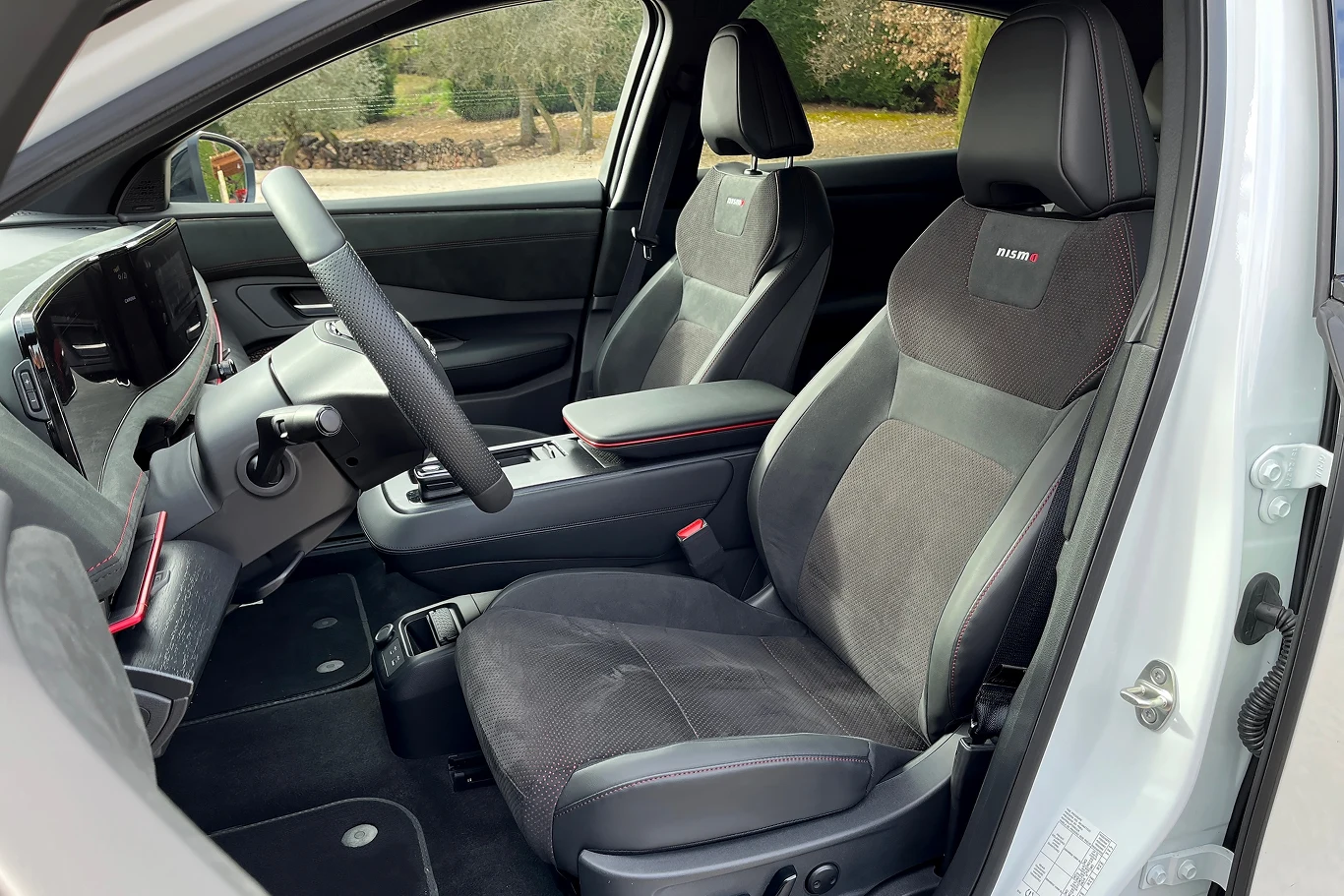 Przeprojektowane fotele zapewniają lepsze trzymanie boczne.