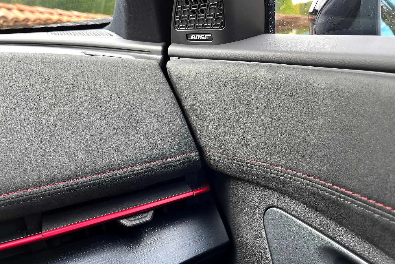 Niemal cały kokpit został pokryty materiałem przypominającym zamsz, ozdobionym kontrastowymi przeszyciami