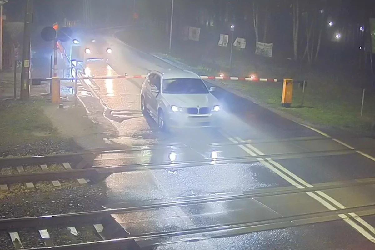 Wjechał na przejazd kolejowy mimo zakazu. Policja ostrzega Wjechał na przejazd kolejowy mimo zakazu. Policja ostrzega