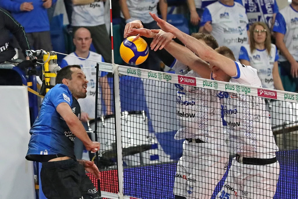 Siatkarze Ślepska Malow Suwałki blokują atak Kamila Maruszczyka z Nowak-Mosty MKS Będzin Siatkarze Ślepska Malow Suwałki blokują atak Kamila Maruszczyka z Nowak-Mosty MKS Będzin