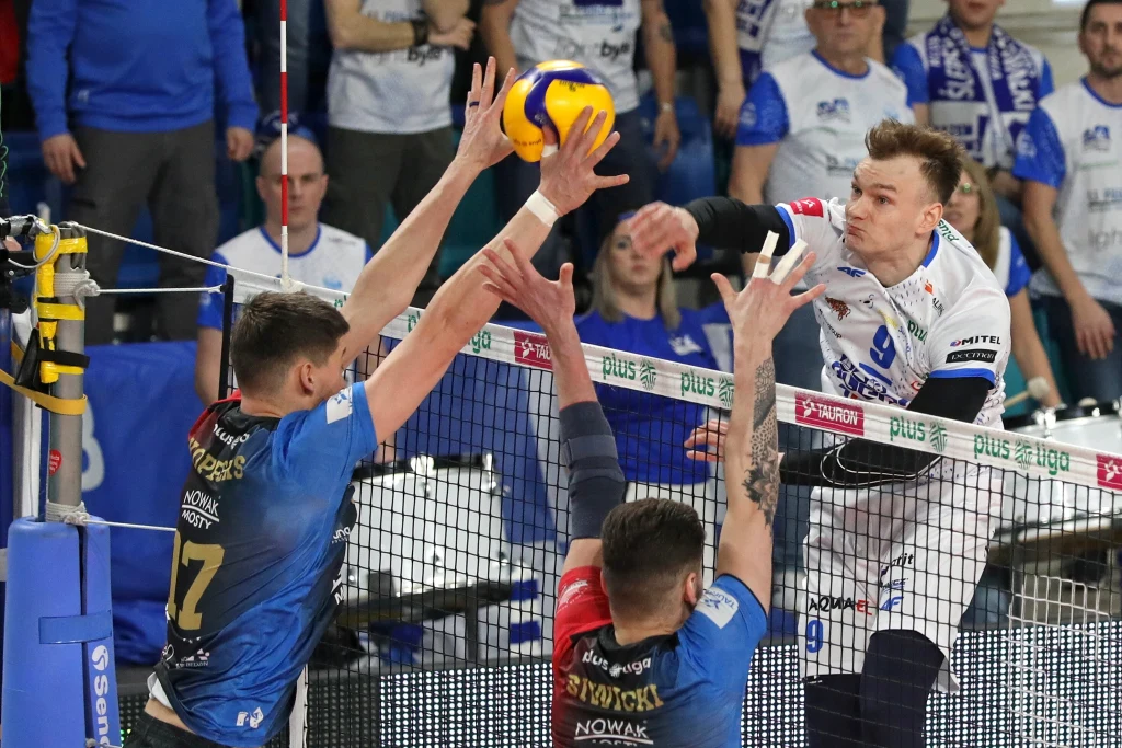 Atakuje Bartosz Filipiak ze Ślepska Malow Suwałki Atakuje Bartosz Filipiak ze Ślepska Malow Suwałki