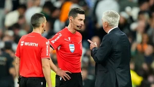 Muniz Ruiz w trakcie dyskusji z Carlo Ancelottim