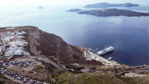 Mieszkańcy i turyści, starając się opuścić Santorini, stoją w długich kolejkach