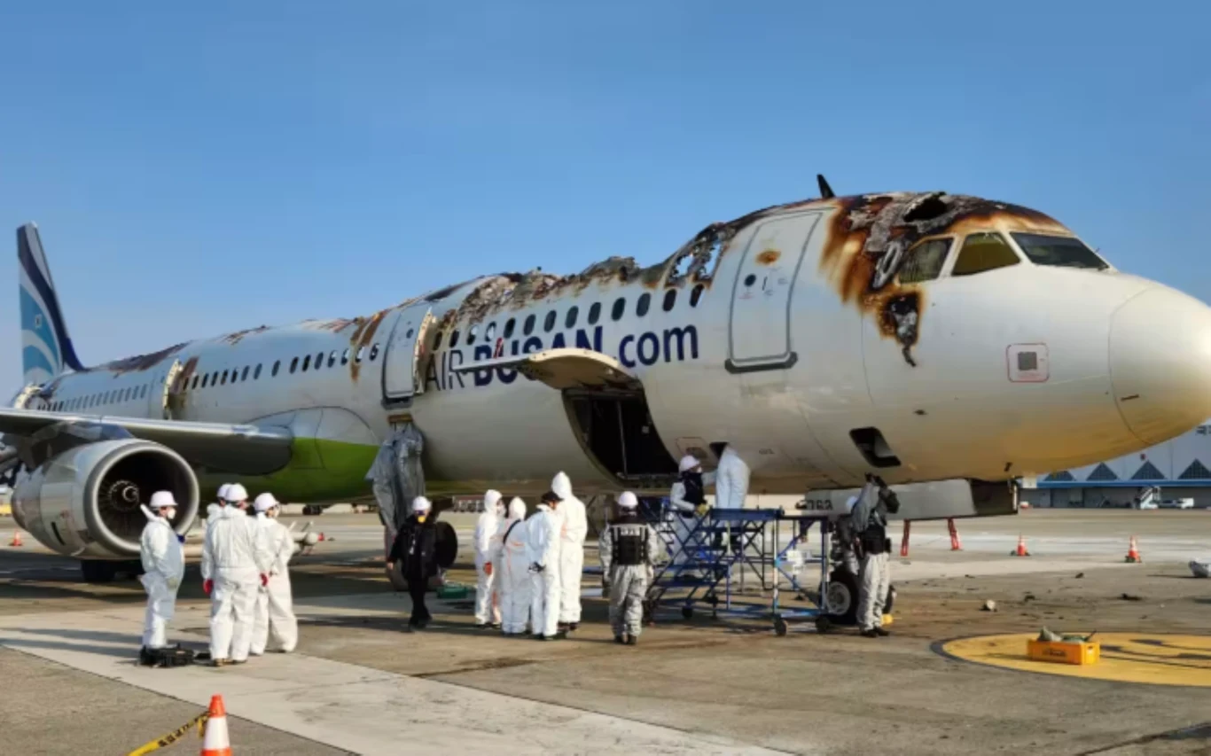 Śledczy badają samolot linii Air Busan. Do pożaru maszyny doszło przed kilkoma dniami Śledczy badają samolot linii Air Busan. Do pożaru maszyny doszło przed kilkoma dniami