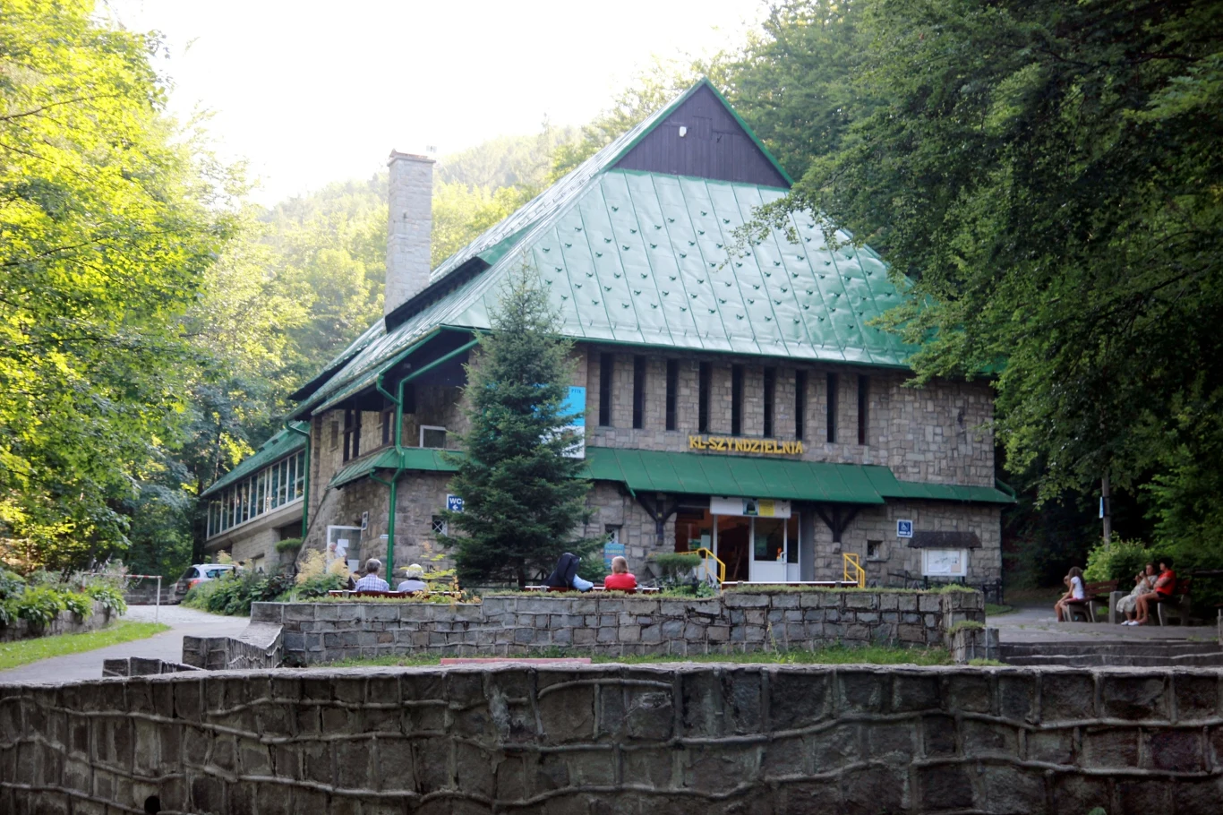 Schronisko PTTK Szyndzielnia to obowiązkowy punkt do odwiedzenia, będąc tym na szczycie. 