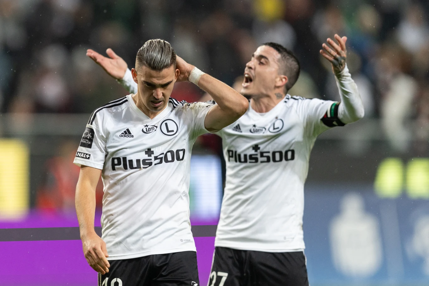 Carlitos i Josue w barwach Legii Warszawa
