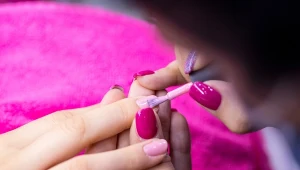 Ten kolor paznokci znów wraca do mody. Będzie hitem 2025 roku