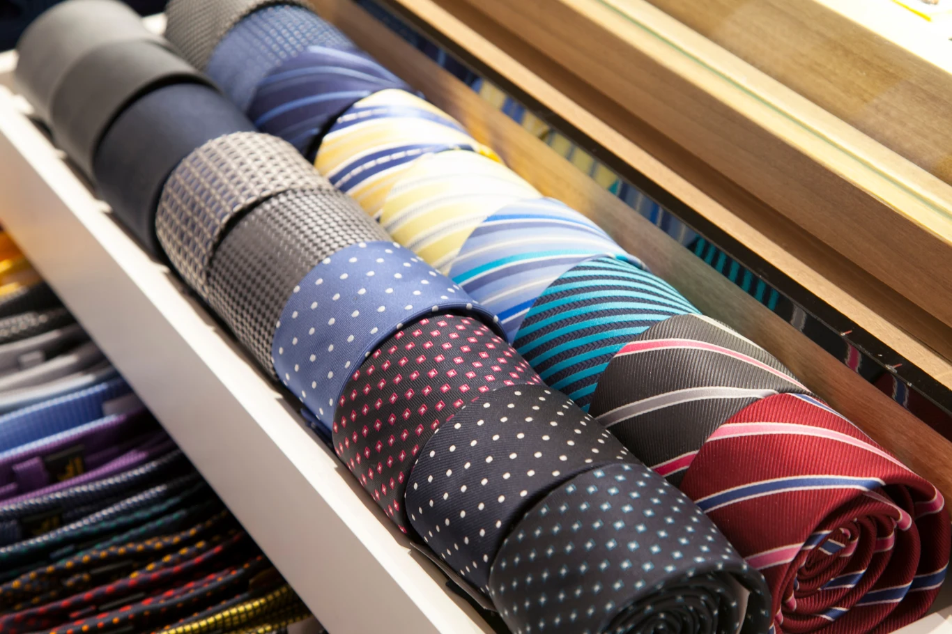 Nie przechowuj w szafie zawiązanych krawatów
