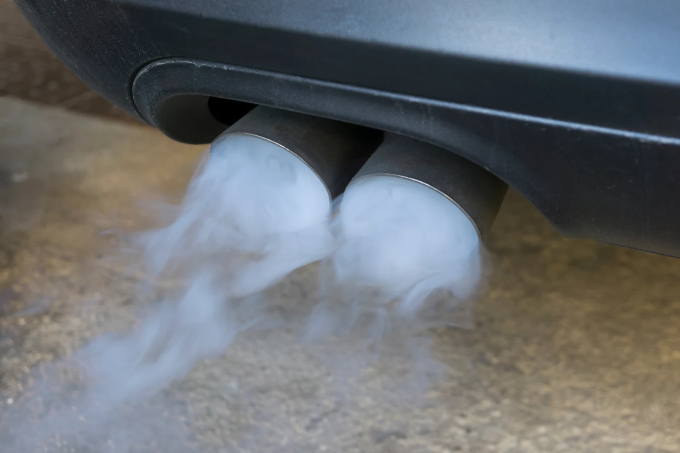 Siwy dym z rury wydechowej. Co oznacza i czy musisz się martwić? Siwy dym z rury wydechowej. Co oznacza i czy musisz się martwić?