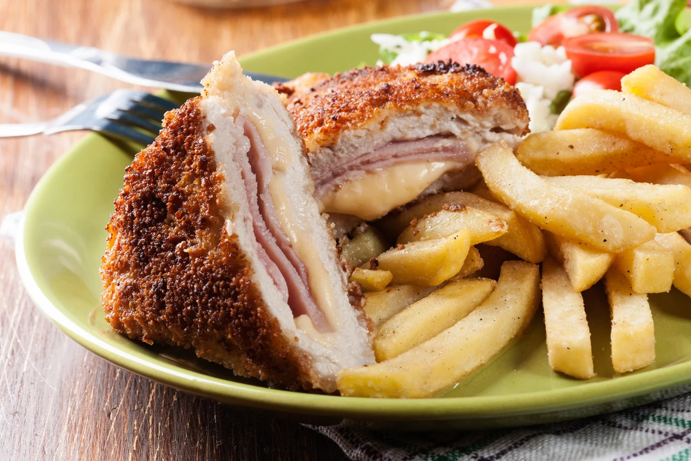 Chrupiący kotlet z serem i szynką to świetny pomysł na obiad Chrupiący kotlet z serem i szynką to świetny pomysł na obiad