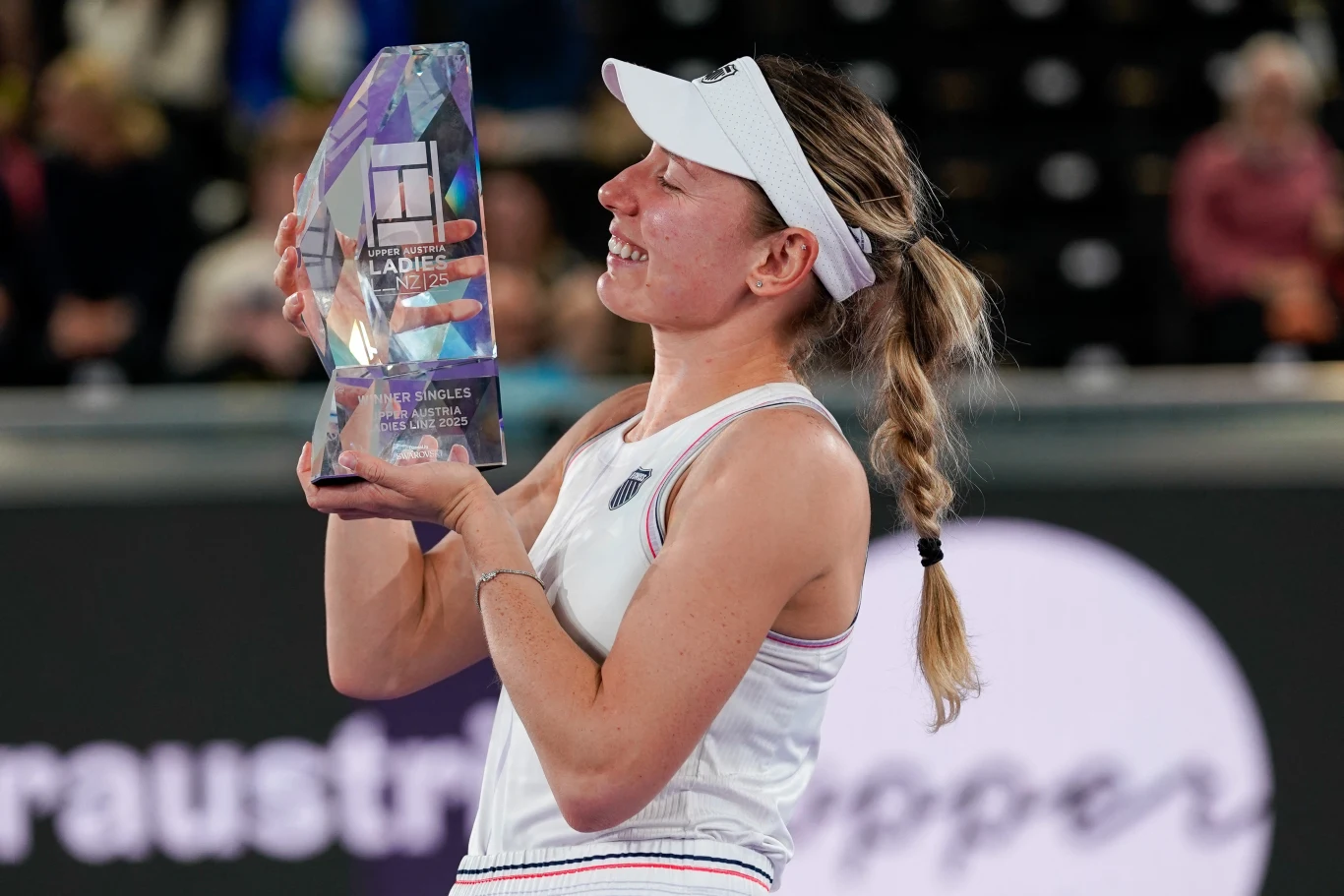 Jekaterina Aleksandrowa z trofeum po tytule w Linzu Jekaterina Aleksandrowa z trofeum po tytule w Linzu