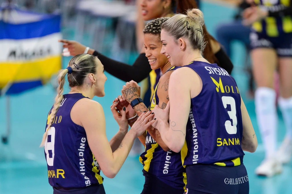 Siatkarki Fenerbahce Stambuł, z prawej Magdalena Stysiak