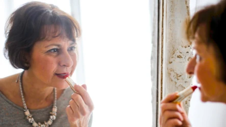 Które błędy makijażowe postarzają?