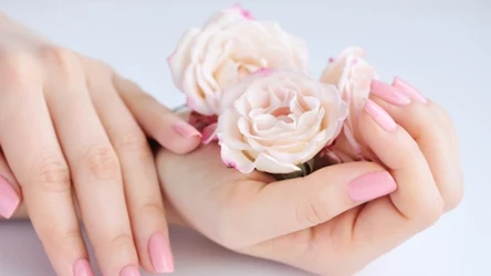 Abstrakcyjne, kolorowe, a może krótkie i ciemne? Poznaj 5 najciekawszych trendów w manicure na 2025 rok 